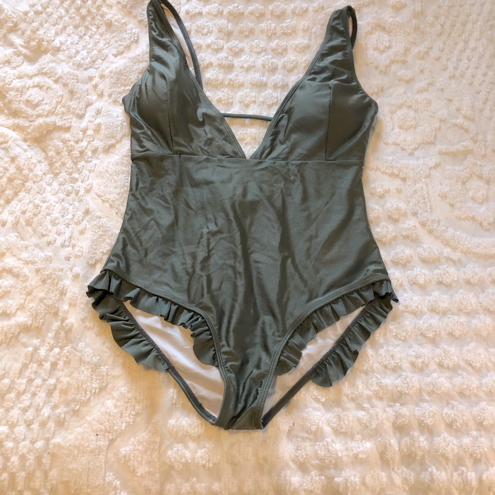 Cupshe gray bathing suit, Lg, ruffled leg opening